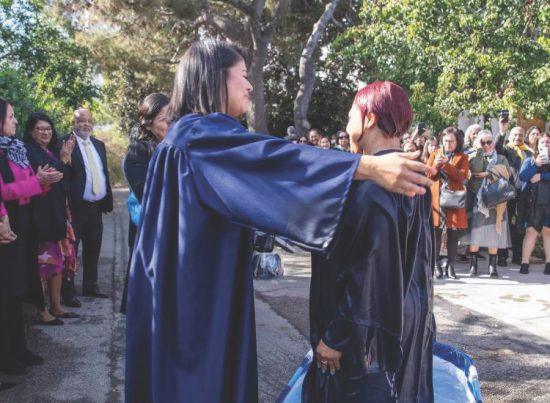 <p>Attendees gather as Dominguez (left) baptizes one of the candidates.</p><p>Las asistentes se reúnen mientras Domínguez (izquierda) bautiza a una de las candidatas.</p>