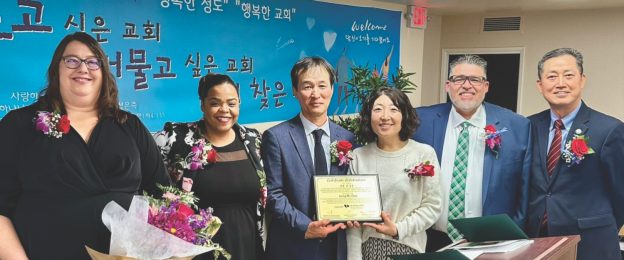 <p> (From left to right) Karen Schneider (NUC treasurer), Chanda Nunes-Henry (NUC executive secretary), Sang Ho Choi and his wife, Pyoungsook, Carlos Camacho (NUC president), and James Lim (Northern California Conference Asian/Pacific ministries director) pose to commemorate this special event.</p><p>(De izquierda a derecha) Karen Schneider (tesorera de NUC), Chanda Nunes-Henry (secretaria ejecutiva de NUC), Sang Ho Choi y su esposa, Pyoungsook, Carlos Camacho (presidente de NUC) y James Lim (director de Ministerios de Asia/Pacífico de la Northern California Conference) posan para conmemorar ese evento especial.</p>