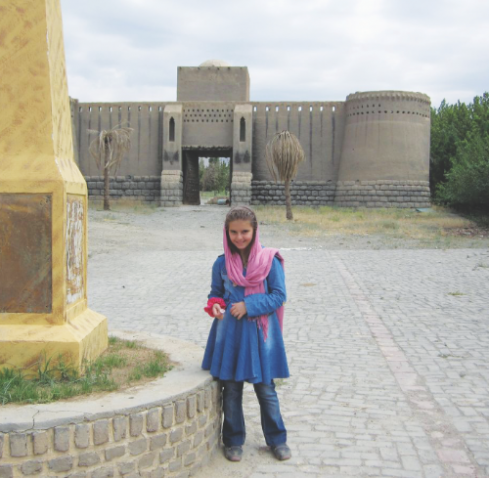 <p>A young Marash in Iran wearing a hijab.</p><p>La joven Marash en Irán con un hiyab.</p>