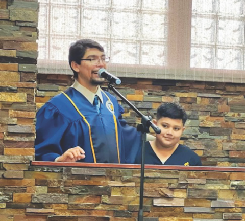 <p>Benjamin Carballo, pastor of the Reno-Sparks Hispanic church, baptizes Dylan</p><p>Benjamín Carballo, pastor de la iglesia hispana Reno-Sparks, bautiza a Dylan (arriba a la izquierda).</p>