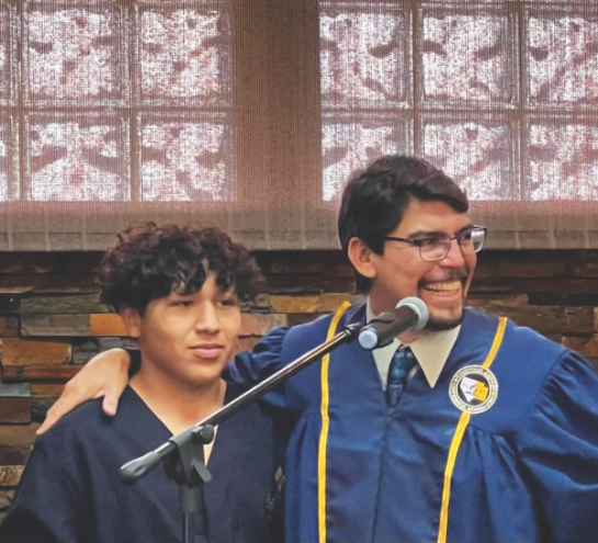 Benjamín Carballo, pastor de la iglesia hispana Reno-Sparks, bautiza a Dyylan
