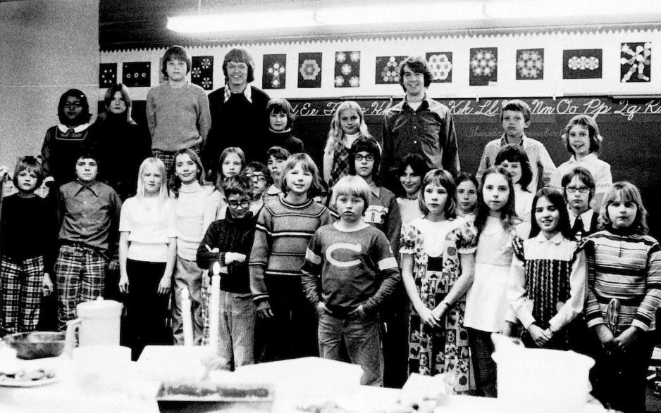 <p>MV Taskforce volunteers from Pacific Union College, Barry Casey and Ray Tetz, with their fifth- and sixth-grade Bible class at Okanagan Academy, Kelowna, British Columbia, 1975.</p><p>Voluntarios del MV Taskforce de Pacific Union College, Barry Casey y Ray Tetz, con su clase bíblica de quinto y sexto grado en la Okanagan Academy, Kelowna, British Columbia, 1975.</p>