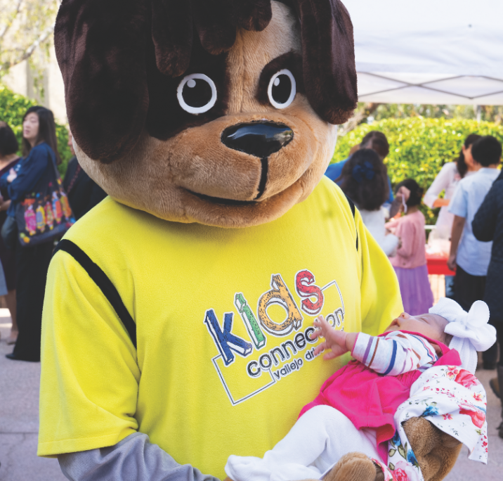 <p>Kid the mascot poses with children of all ages—even a newborn!</p><p>Kid, la mascota posa con niños de todas las edades, ¡incluso con un recién nacido!</p>
