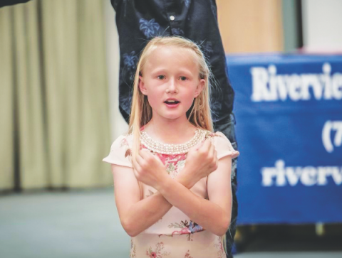 <p>With other students, Dani Wyman sings the “Sabbath School songs” she learned while attending Riverview Christian Academy.</p><p>Con otros estudiantes, Dani Wyman canta los «cantos de Escuela Sabática» que aprendió mientras asistía a Riverview Christian Academy.</p>