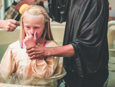 <p>Dani Wyman gets ready to be baptized by Damon Washington, the pastor who taught Bible class to the students during the 2021 school year.</p><p>Dani Wyman se prepara para ser bautizada por Damon Washington, el pastor que impartió clases bíblicas a los estudiantes durante el año escolar 2021.</p>