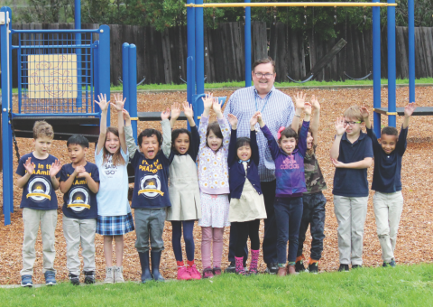 <p>Robinson with some of his current 1st and 2nd grade students.</p><p>Robinson con algunos de sua lumnos de 1ero y 2do año.</p>
