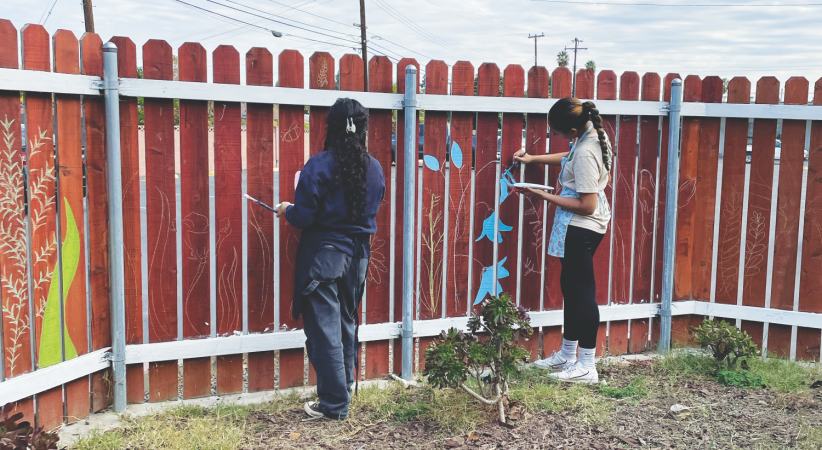 <p>Students paint fences with art as a ministry opportunity.</p><p>Los estudiantes pintan cercas con arte como una oportunidad de ministrar.</p>