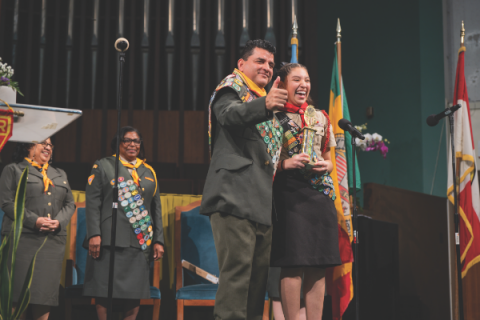 Un representante del club de conquistadores de la iglesia White Memorial es uno de los 15 clubes que aceptaron el premio al club del año.