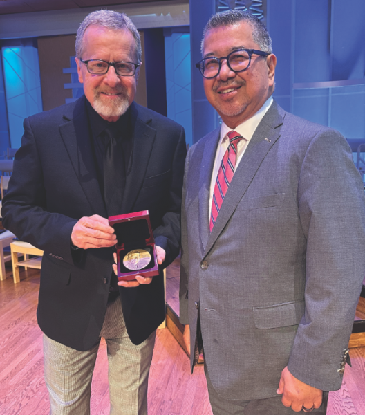 Randy Roberts, izquierda, pastor de la iglesia de Loma Linda University (LLUC), con el galardonado con el premio Weniger, Kimo Smith, organista de LLUC y profesor de música en La Sierra University.