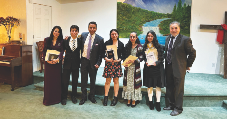 <p>Pastor Joel Armenta (right) of the Nogales Spanish church stands with several of the candidates for baptism.</p><p>El pastor Joel Armenta (derecha) de la iglesia hispana de Nogales junto a varios de los candidatos al bautismo.</p>
