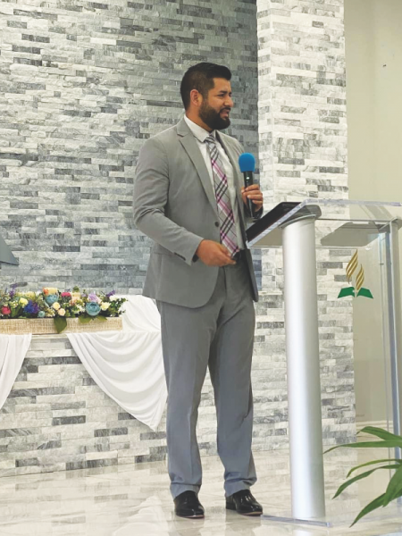 El pastor Joshua López de la iglesia hispana Blythe Central en SECC presenta un mensaje en la iglesia en hispana Phoenix Deer Valley como parte del programa de intercambio de evangelismo.