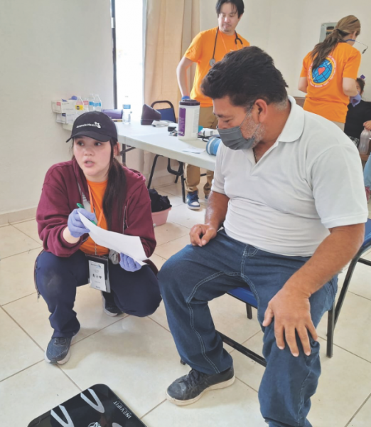 Bora Ra (izquierda), de la Unidad de Cuidados Intensivos (UCI) de Adventist Health White Memorial, organizó el flujo de trabajo y otros aspectos logísticos durante el viaje misionero a Loreto, México.
