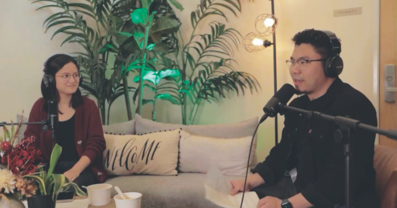 <p>Giselle Imperio and Klenth Sasil host the first episode.</p><p>Giselle Imperio y Klenth Sasil son los anfitriones del primer episodio. 
</p>