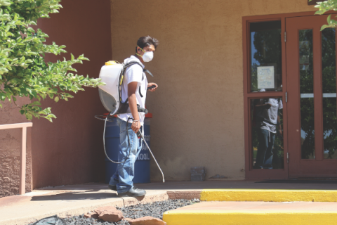 Slade aprende una nueva actividad en el campus.