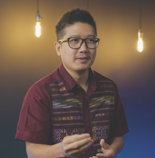 El pastor Apirak Detwinya, de la iglesia tailandesa de Los Angeles, abrió con un mensaje titulado «¿Qué es la unidad?». «En nuestra sociedad quebrantada de hoy, nuestros corazones anhelan un Dios perfecto que pueda unificarnos de adentro hacia afuera», comenzó. «Las personas quebrantadas como tú y yo necesitamos un Dios perfecto que sea capaz de remendar todas nuestras piezas».