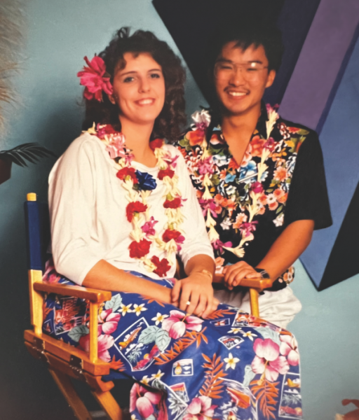 David Iwassa y Kathy Overbaugh en el banquete del Boys Club Luau del otoño de 1985.