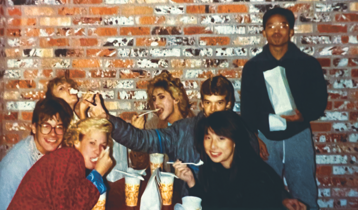 David Iwassa con algunos granduandos de la clase ’86.