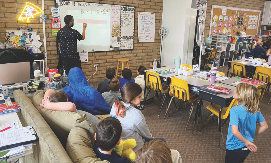 <p>Perez tackles math with his students. </p><p>Pérez aborda las matemáticas con sus alumnos.</p>