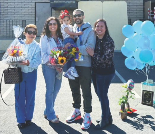Pérez acepta humildemente los regalos y la placa con su familia.