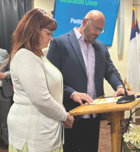 El pastor Don Bishop y su esposa, Annette, en en la conclusión del servicio de culto.
