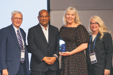 John Thomas, decano de la Zapara School of Business, y su esposa, Kimberly Thomas, posa con el trofeo Exalumno del Año con Richard Osborn presidente interino y la rectora April Summitt.