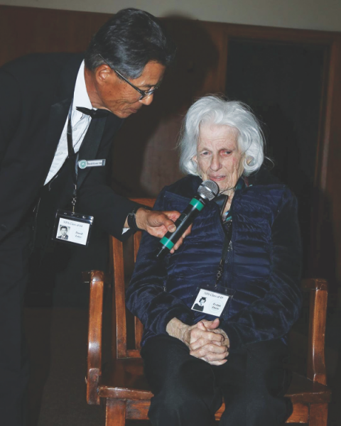 Evelyn Davis, de la primera clase de graduados de 1949, se une a la celebración.