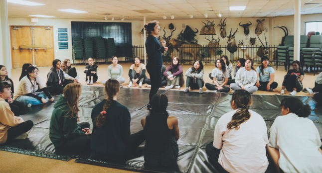 Las asistentes participan en una clase de defensa personal.