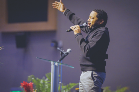 El galardonado artista de gospel Smokie Norful comparte su testimonio, alabando a Dios durante su actuación durante el concierto del sábado por la noche.