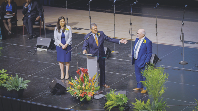 De izquierda a derecha: Kathleen V. Díaz, tesorera/directora financiera de la Southern California Conference; Velino A. Salazar, presidente; y John H. Cress, secretario ejecutivo, compartieron actualizaciones sobre finanzas, evangelismo y membresía de los últimos años.