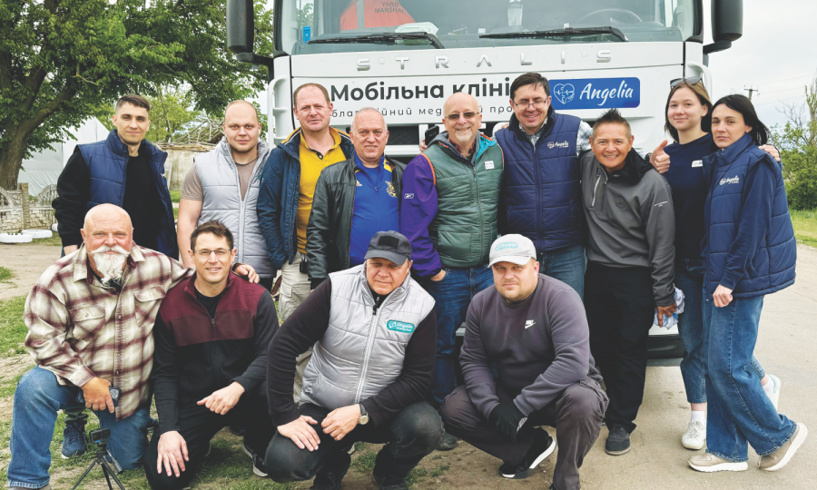 <p>The mobile clinic task force in front of one of the Angelia Clinic mobile units.</p><p>El grupo de trabajo de la clínica móvil frente a una de las unidades móviles de Angelia Clinic.</p>