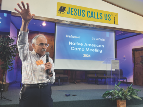 El asistente del presidente para el Ministerio entre los Nativos Americanos, Dale Wolcott, da la bienvenida a los asistentes al campestre de nativos americanos de la Arizona Conference.