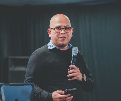 Art Brondo, productor de medios del departamento de comunicación de la NAD, muestra cómo usar los teléfonos celulares para capturar y contar historias.