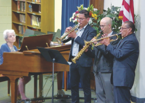 Joel Ávalos, Ryan Morada y Basilio Ávalos tocan instrumentos en el culto vespertino