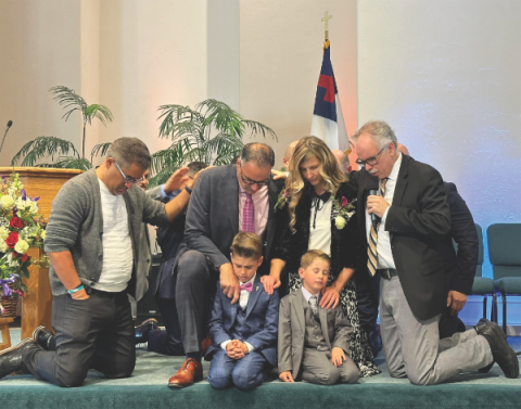 Los pastores imponen las manos sobre David Steward y su familia