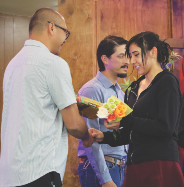 Los estudiantes reciben un certificado bautismal y una Biblia después de su bautismo