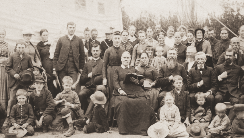 <p>Ellen G. White surrounded by ministers and attendees at the Reno, Nevada, camp meeting, 1888.</p><p>Ellen G. White rodeada de pastores y asistentes al campestre de Reno, Nevada, en 1888.</p>