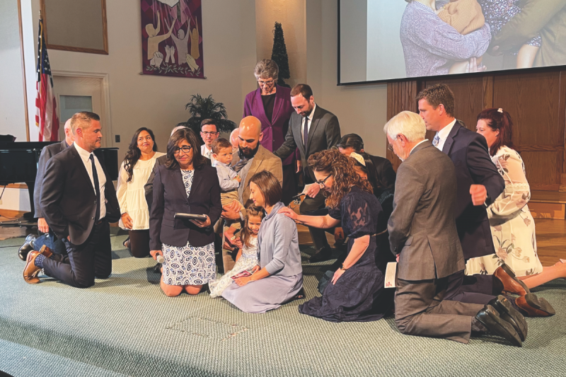 Los pastores se reunen alrededor de Berumen durante la oración de ordenación