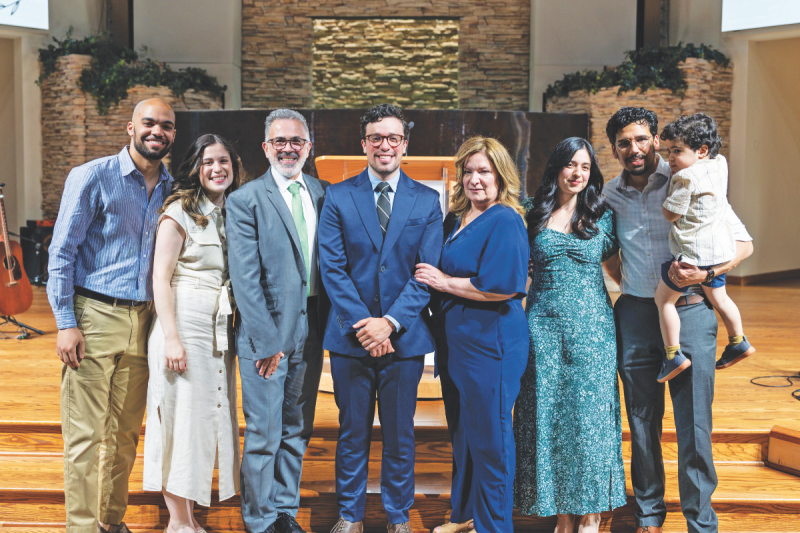 Morales sonríe con su familia después de la ordenación.