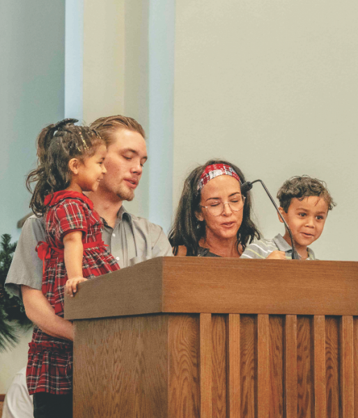 La familia Brooks dirige una sesión de alabanza. DERECHA: Rodolfo Paredes, pastor de la iglesia de Boulder City, dirige la Escuela Sabática.