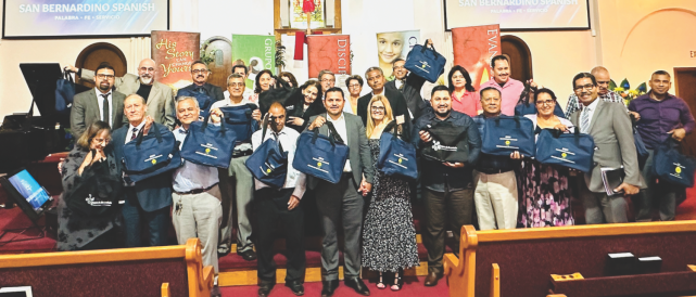 <p>Seminar attendees take on the mission with their new kits</p><p>Los asistentes al seminario listos para la misión con sus paquetes de trabajo.</p>