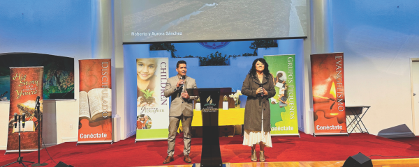<p>Participants enjoy beautiful praise music during the seminars.</p><p>Los participantes disfrutan de una hermosa música de alabanza durante los seminarios.</p>
