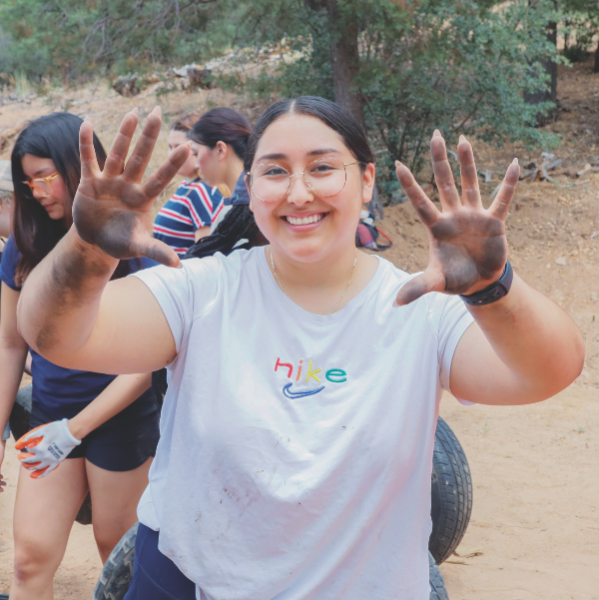 El personal del campamento no tiene temor de ensuciarse las manos mientras trabaja para que el verano sea inolvidable para los acampantes.