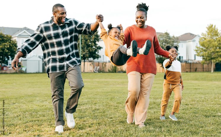 Family first : parents enjoying springtime outdoors with kids