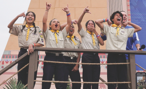 Conquistadores animan en voz alta en el escenario.