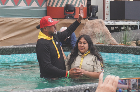 El Director Asociado de Jóvenes de SECC, Meshach Soli, bautiza a un Conquistador.