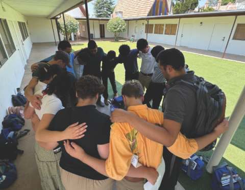 Los estudiantes participan en un grupo de oración.
