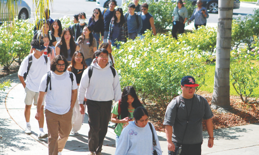 <p>Students walk into the academic convocation program at the La Sierra University church on Sept. 24 during the first week of classes.</p><p>Los estudiantes ingresan al programa de convocatoria académica en la iglesia de La Sierra University el 24 de septiembre durante la primera semana de clases.</p>