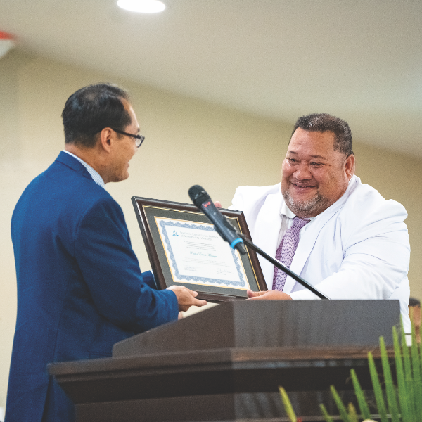 Nguyen presents Mo’unga with a certificate recognizing his appointment at Los Angeles Tongan church.