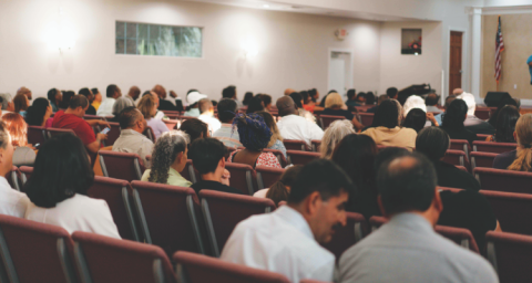 <p>Attendees of the prayer rally listen to the instructions given by the pastors.</p><p>Los asistentes a la reunión de oración escuchan las instrucciones dadas por los pastores.</p>