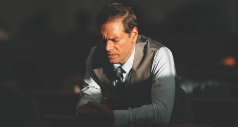 <p>Pastor Angel Heredia leads a small group in prayer.</p><p>El pastor Ángel Heredia dirige un pequeño grupo en oración.</p>